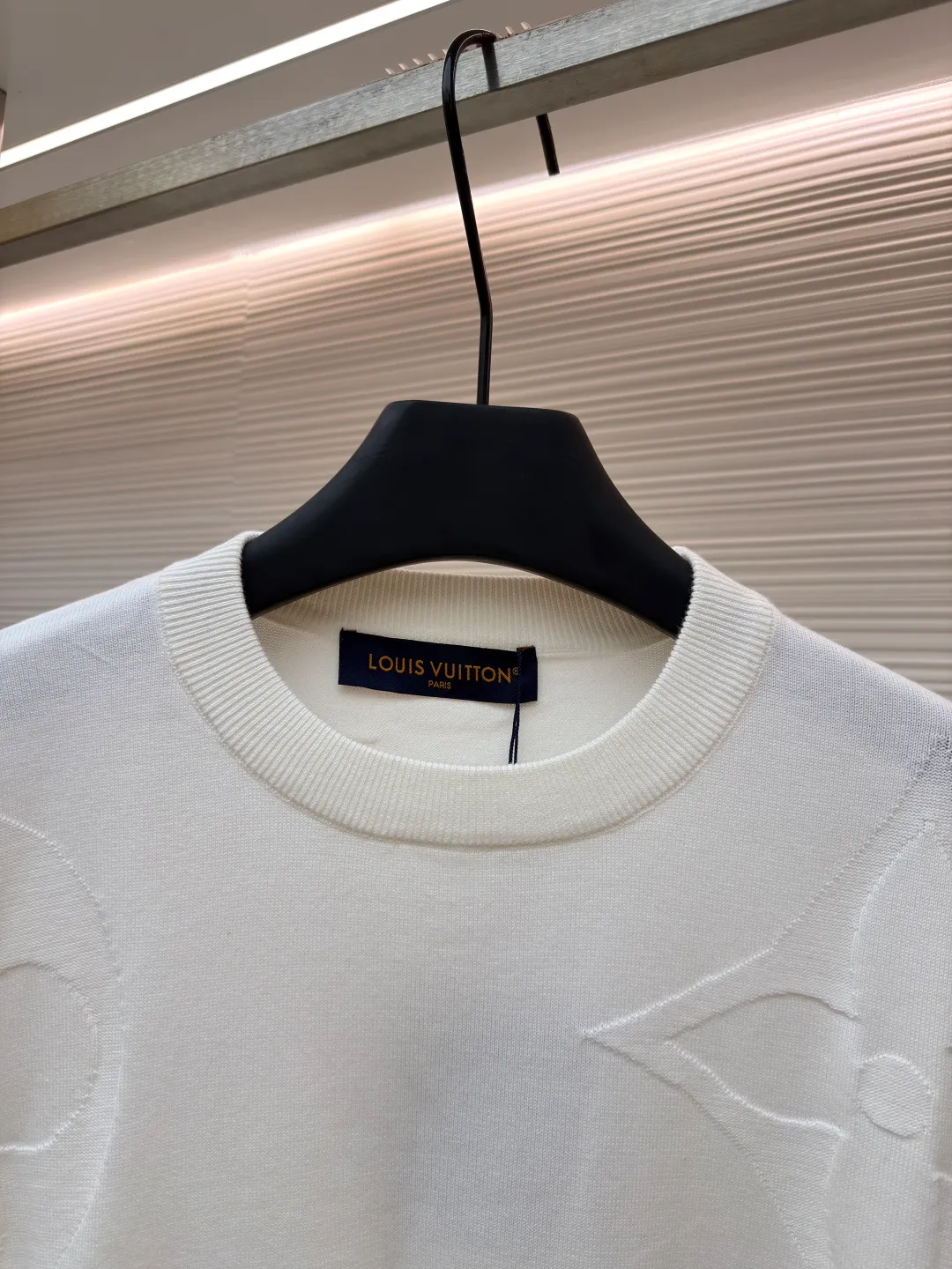 LOUIS VUITTON embossed floral 㚏 jacquard knitted round neck long sleeves ●Original version: 12300 purchase and development ●Item number: 1681614--A70 ●Fabrics: combed cotton fabric ●Technology: knitted intarsia production ●Version: fitted version ●Weight: about 380 grams ●Size: XS-S-M-L ●Description: Heavy positioning three-dimensional contrasting intarsia technology throughout the fashionable and high-end sense! Swiss woven positioning intarsia technology, high-end pink color, sporty style, same style for men and women! The classic wide version is fashionable and advanced! The overall wiring is straight and delicate, the fabric is comfortable and soft, and the color is consistent without color difference. It can be matched with the same style to create a fashionable look and control various occasions. Customized accessories, complete with three standards, same style for men and women!